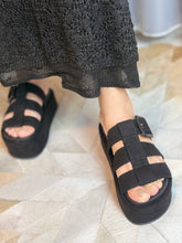 Tamanco flat anabela preto com fivela