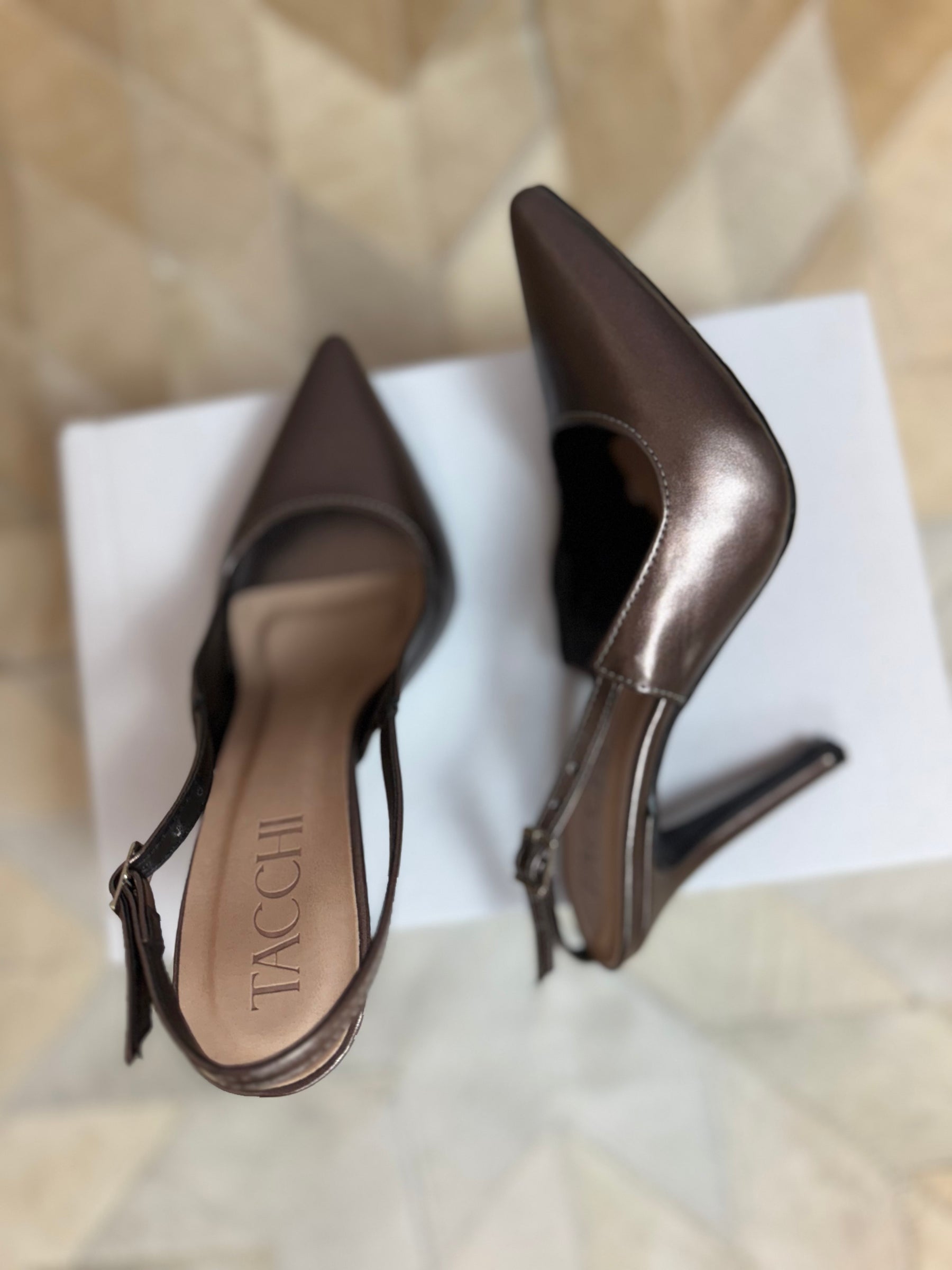 Scarpin Fumê salto alto bico fino