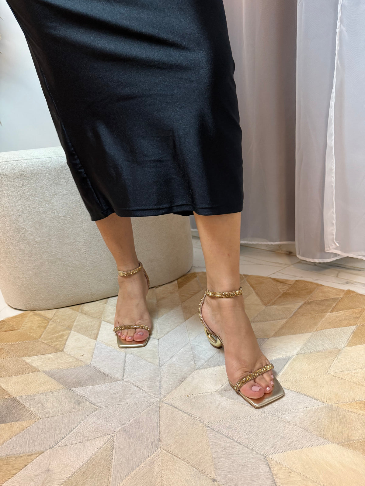 Sandália dourada com salto escultural e tiras de strass – luxo e modernidade no mesmo modelo