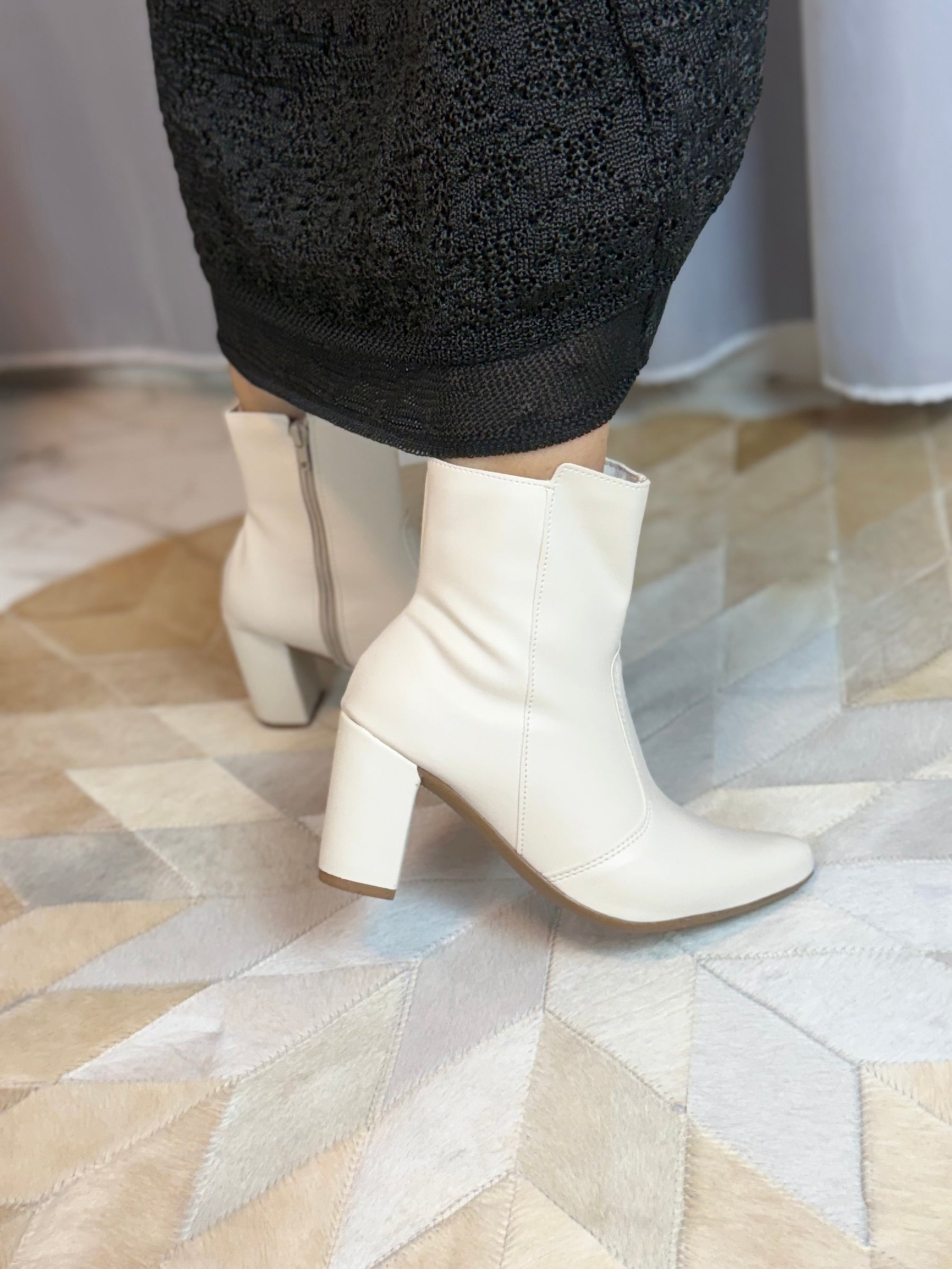 Bota off white, salto quadrado detalhe strass