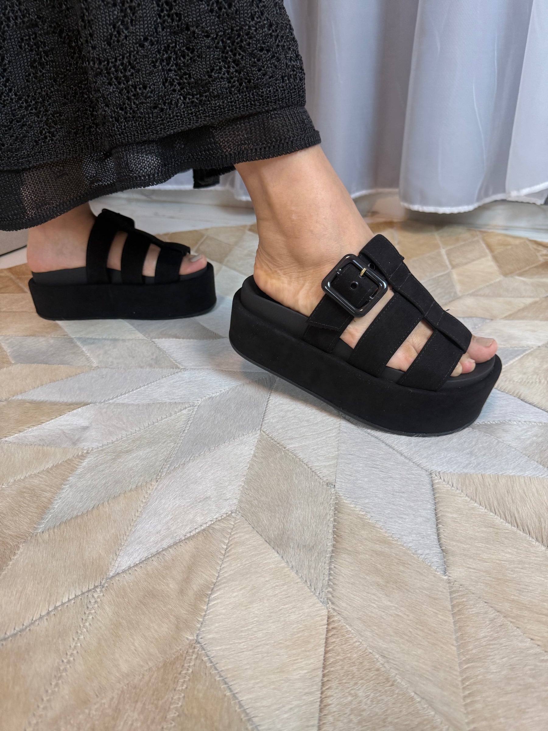 Tamanco flat anabela preto com fivela