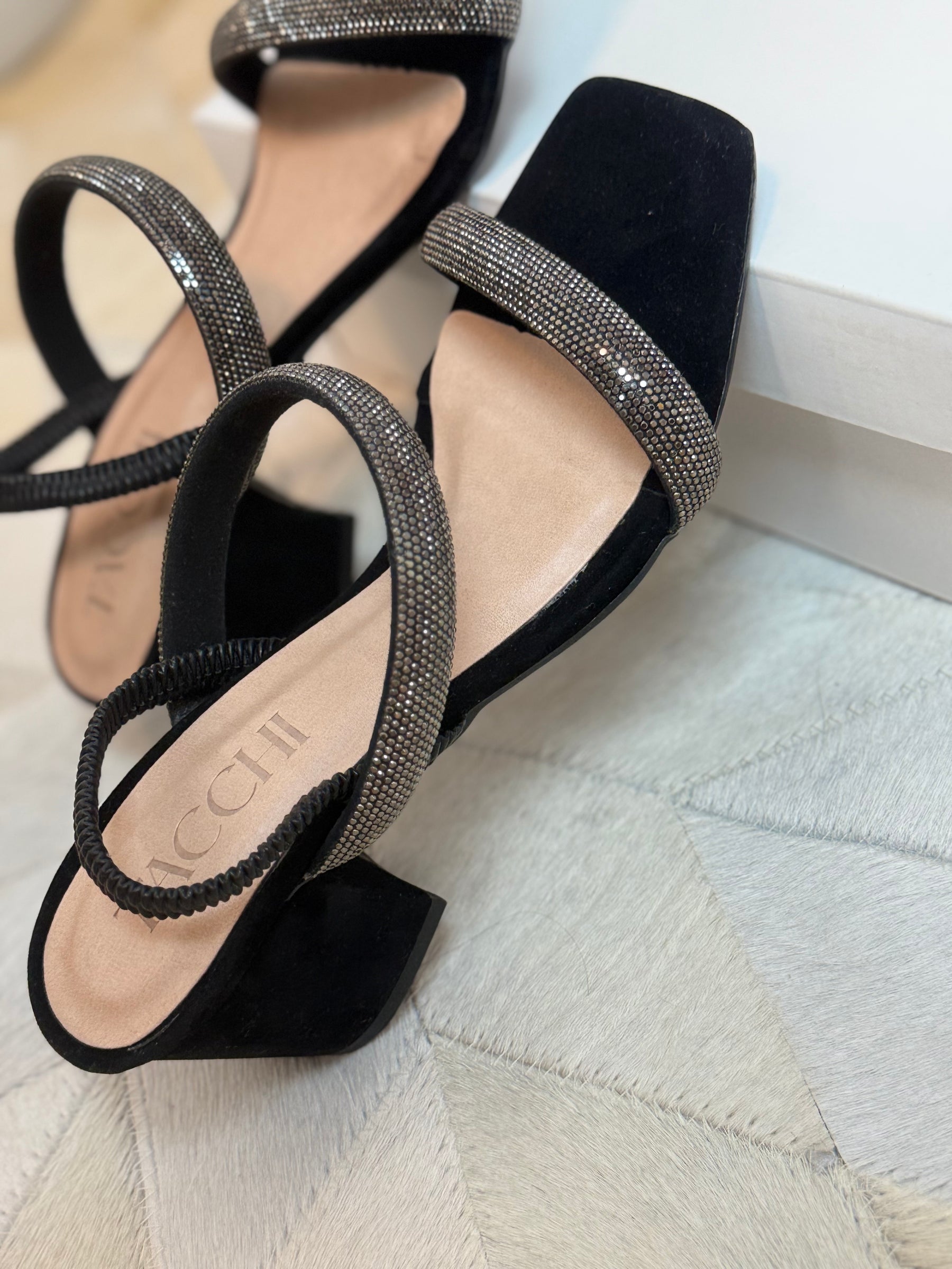 sandália preta tiras strass salto bloco