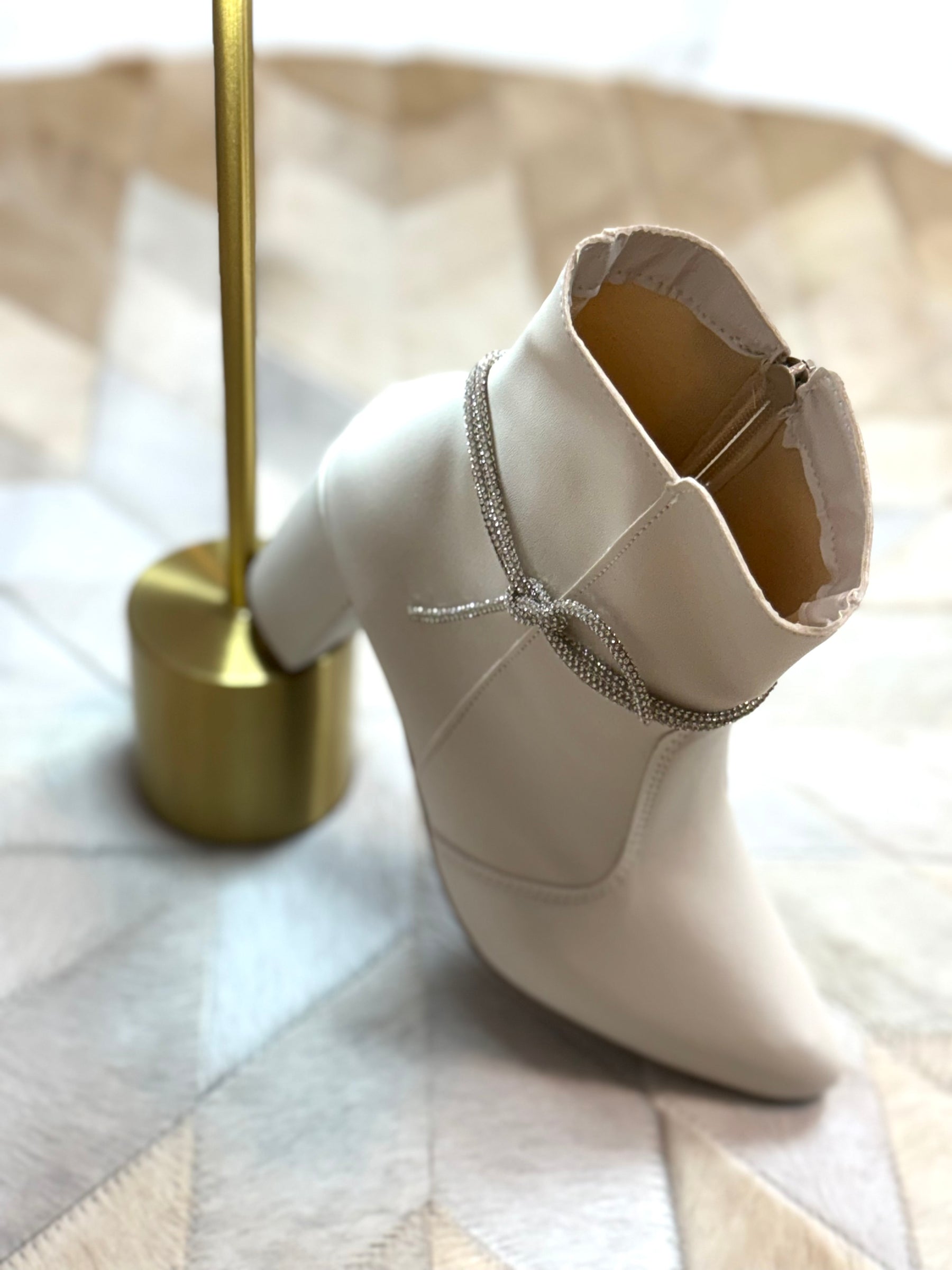 Bota off white, salto quadrado detalhe strass