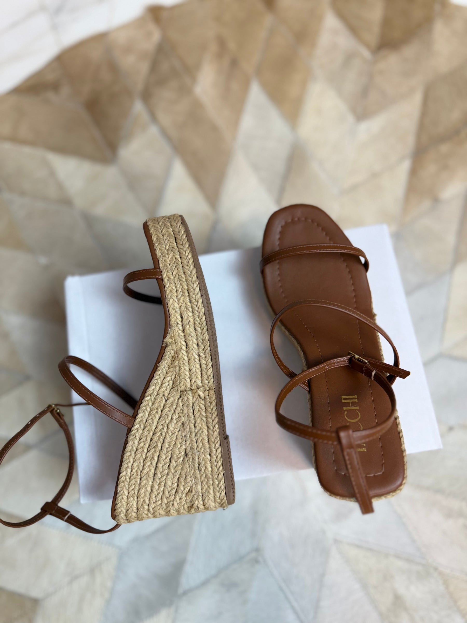 Sandália caramelo com salto em corda – leveza e charme em todos os detalhes