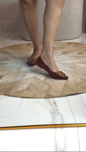 SAPATILHA BICO FINO COM PEDRARIA ROSÊ – UM TOQUE DE GLAMOUR PARA O DIA A DIA