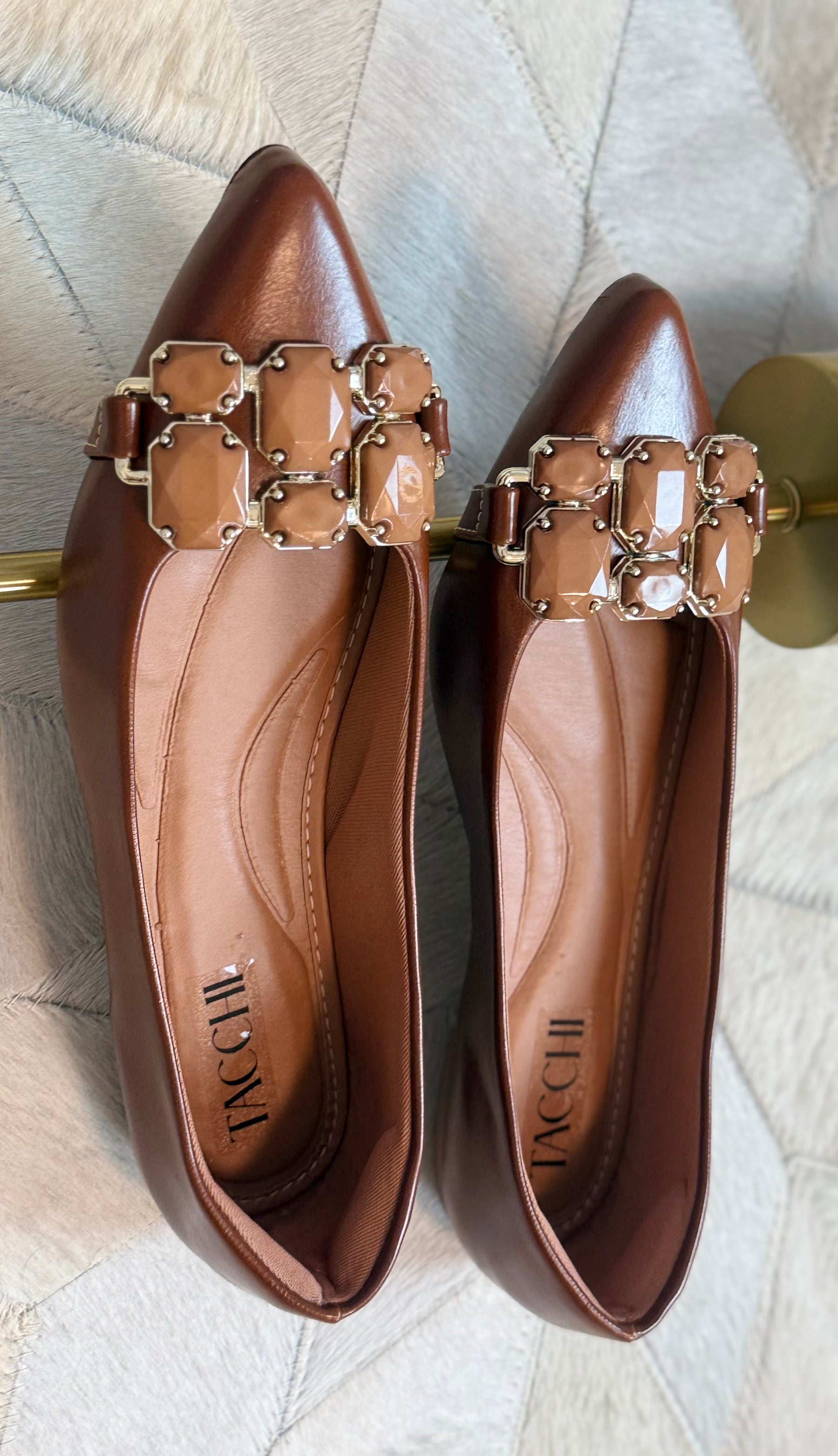 SAPATILHA BICO FINO COM PEDRARIA ROSÊ – UM TOQUE DE GLAMOUR PARA O DIA A DIA