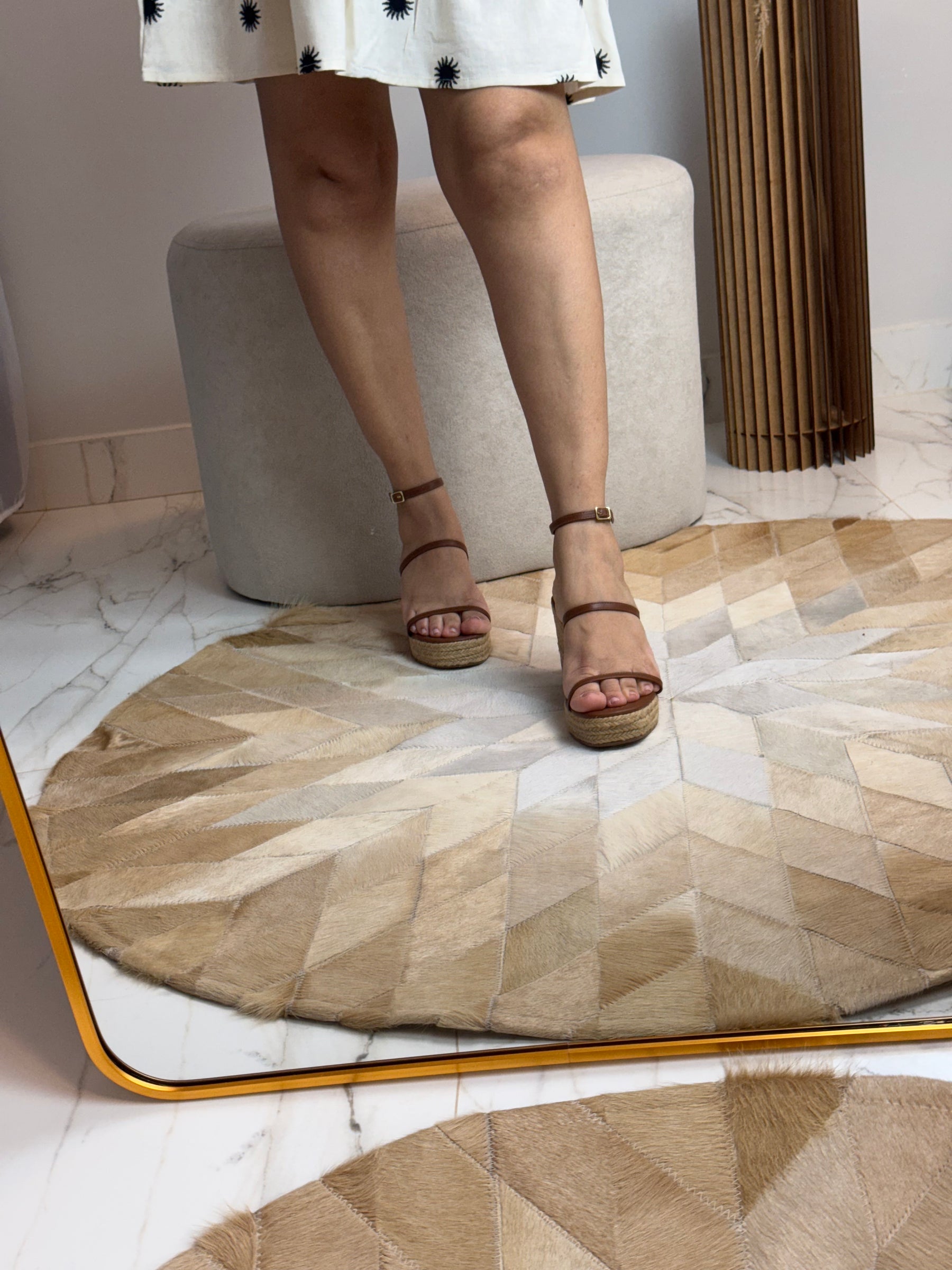 Sandália caramelo com salto em corda – leveza e charme em todos os detalhes