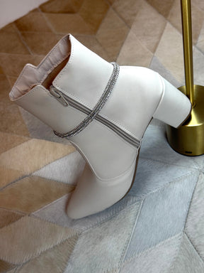 Bota off white, salto quadrado detalhe strass