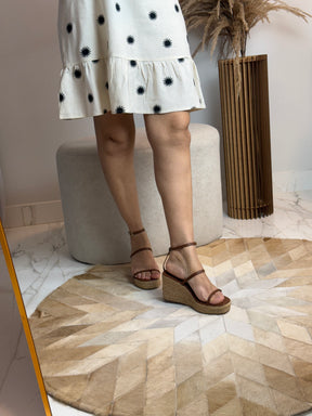 Sandália caramelo com salto em corda – leveza e charme em todos os detalhes