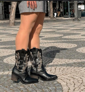 Bota western preta com bordado em strass – atitude e brilho em cada passo