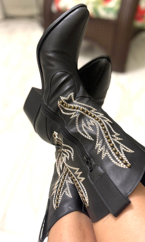 Bota western preta com bordado em strass – atitude e brilho em cada passo