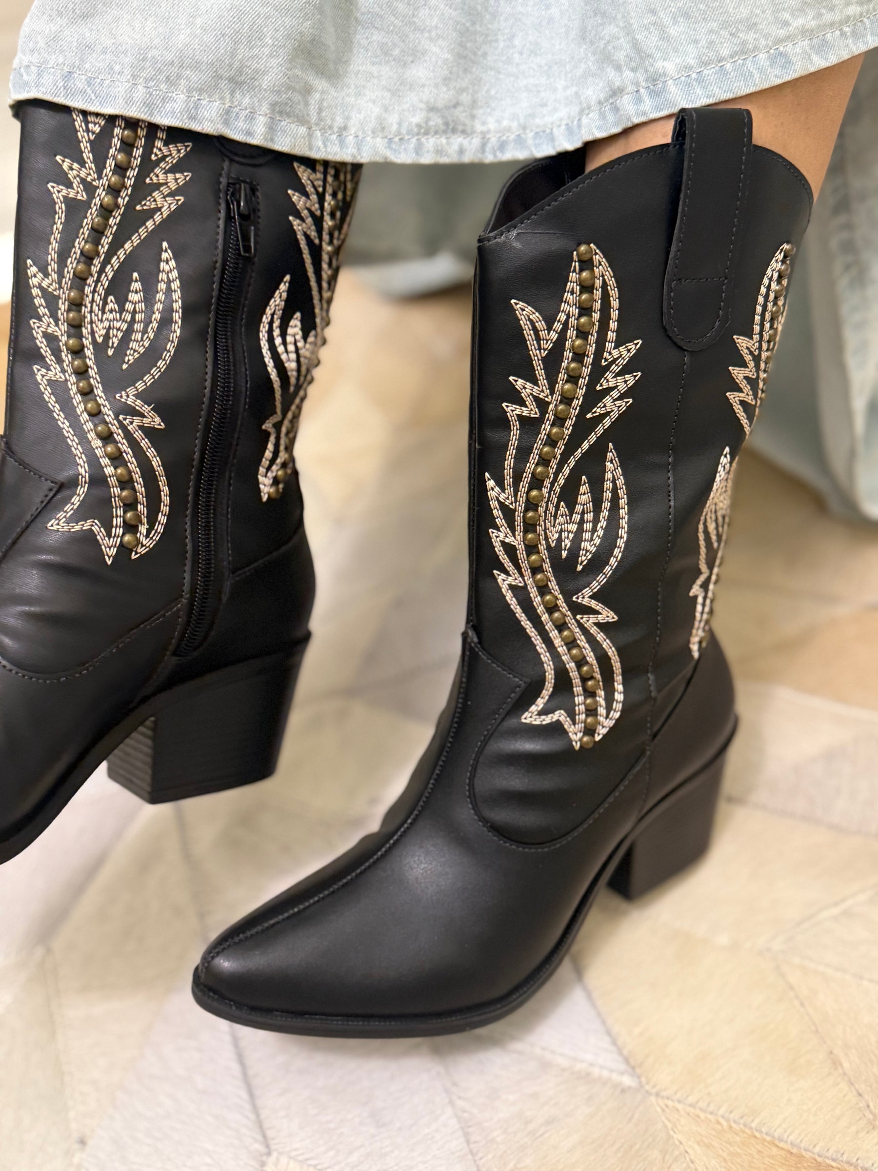 Bota western preta com bordado em strass – atitude e brilho em cada passo