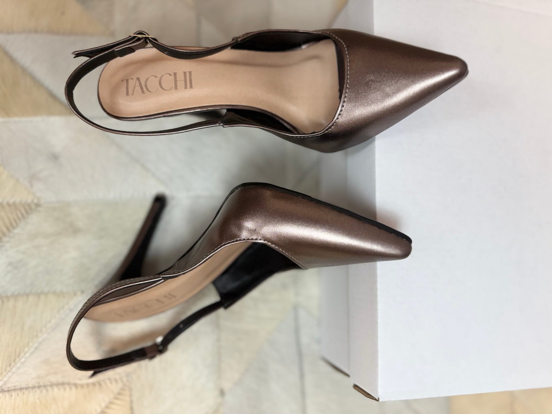 Scarpin Fumê salto alto bico fino