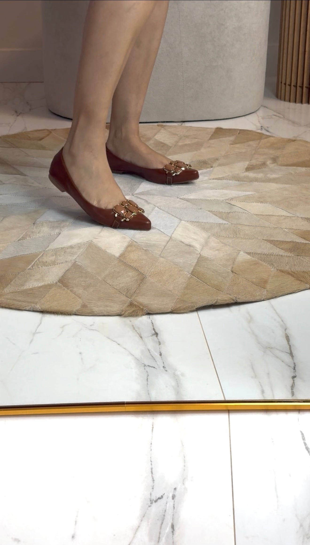 SAPATILHA BICO FINO COM PEDRARIA ROSÊ – UM TOQUE DE GLAMOUR PARA O DIA A DIA