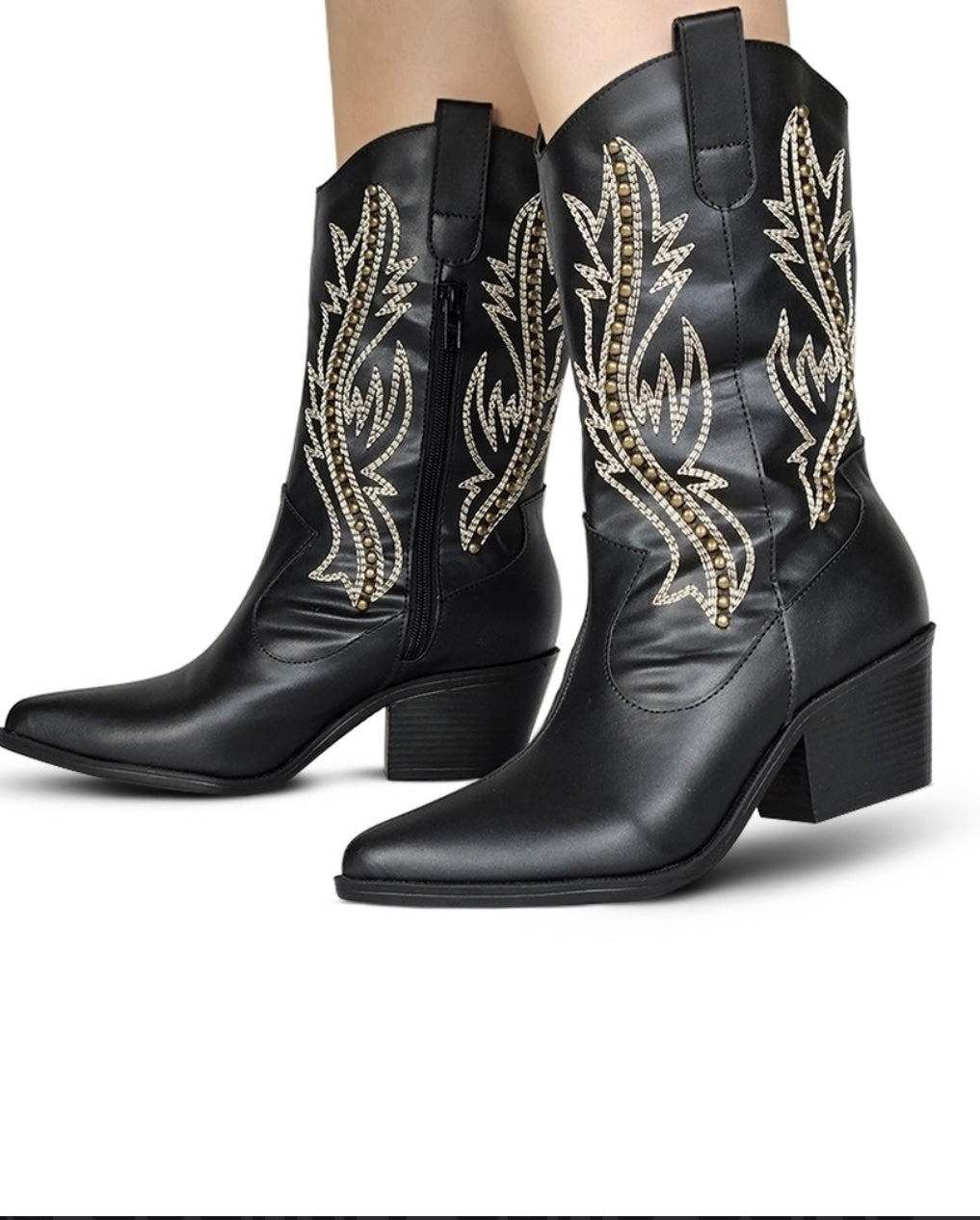 Bota western preta com bordado em strass – atitude e brilho em cada passo