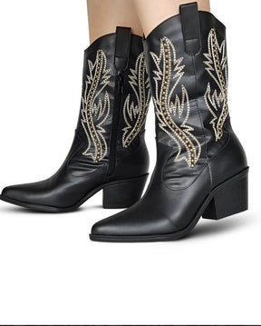 Bota western preta com bordado em strass – atitude e brilho em cada passo
