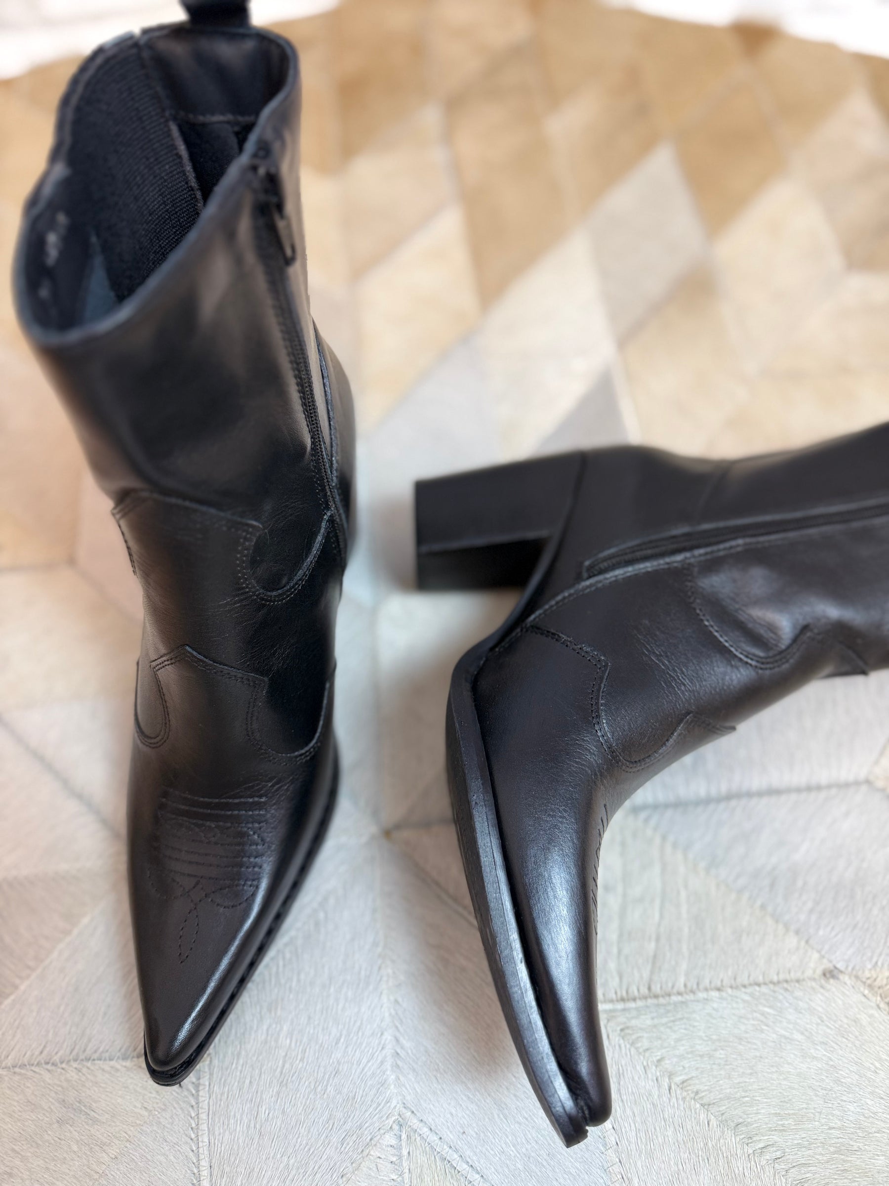 Bota Western Chelsea couro- Preto