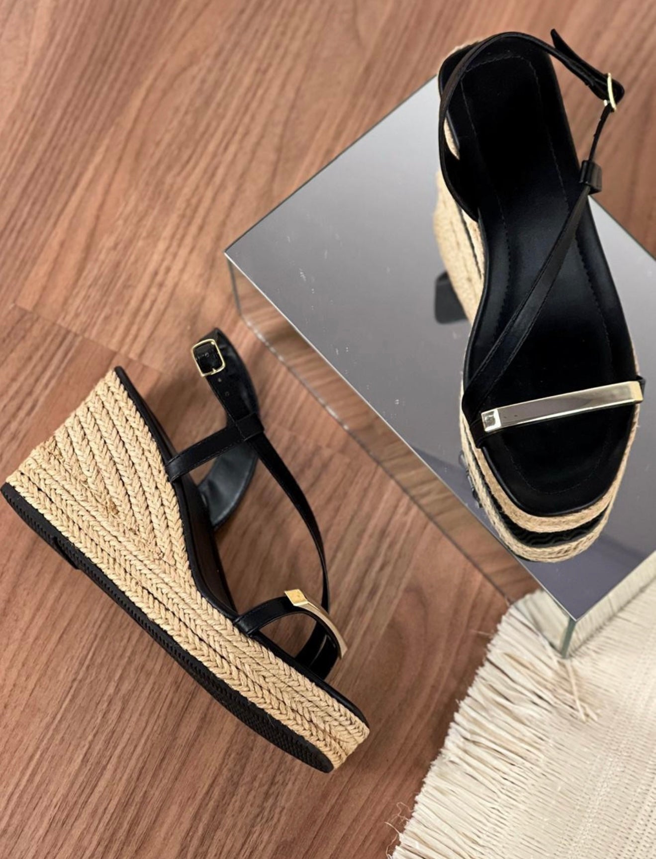 Sandália anabela preta com detalhe em dourado – elegância natural para todos os momentos
