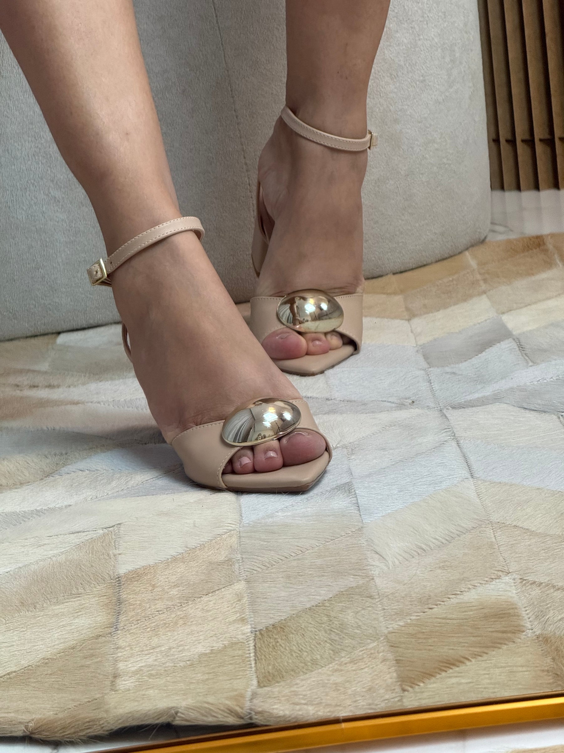 Sandália bico folha amêndoa