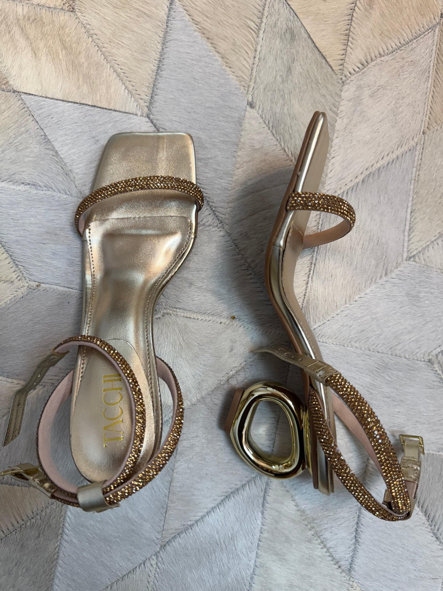 Sandália dourada com salto escultural e tiras de strass – luxo e modernidade no mesmo modelo