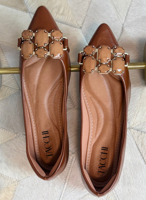 SAPATILHA BICO FINO COM PEDRARIA ROSÊ – UM TOQUE DE GLAMOUR PARA O DIA A DIA