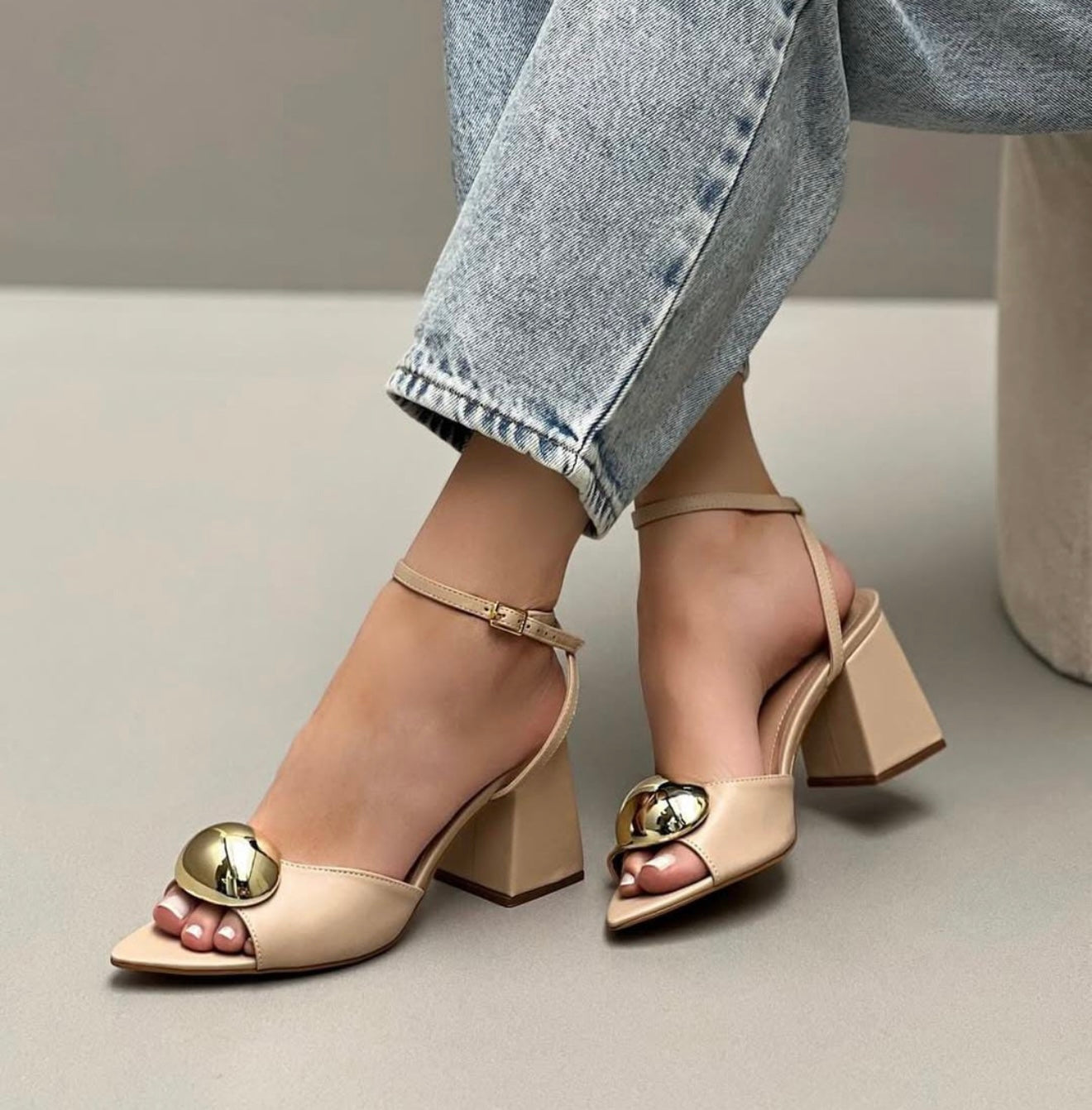 Sandália bico folha amêndoa