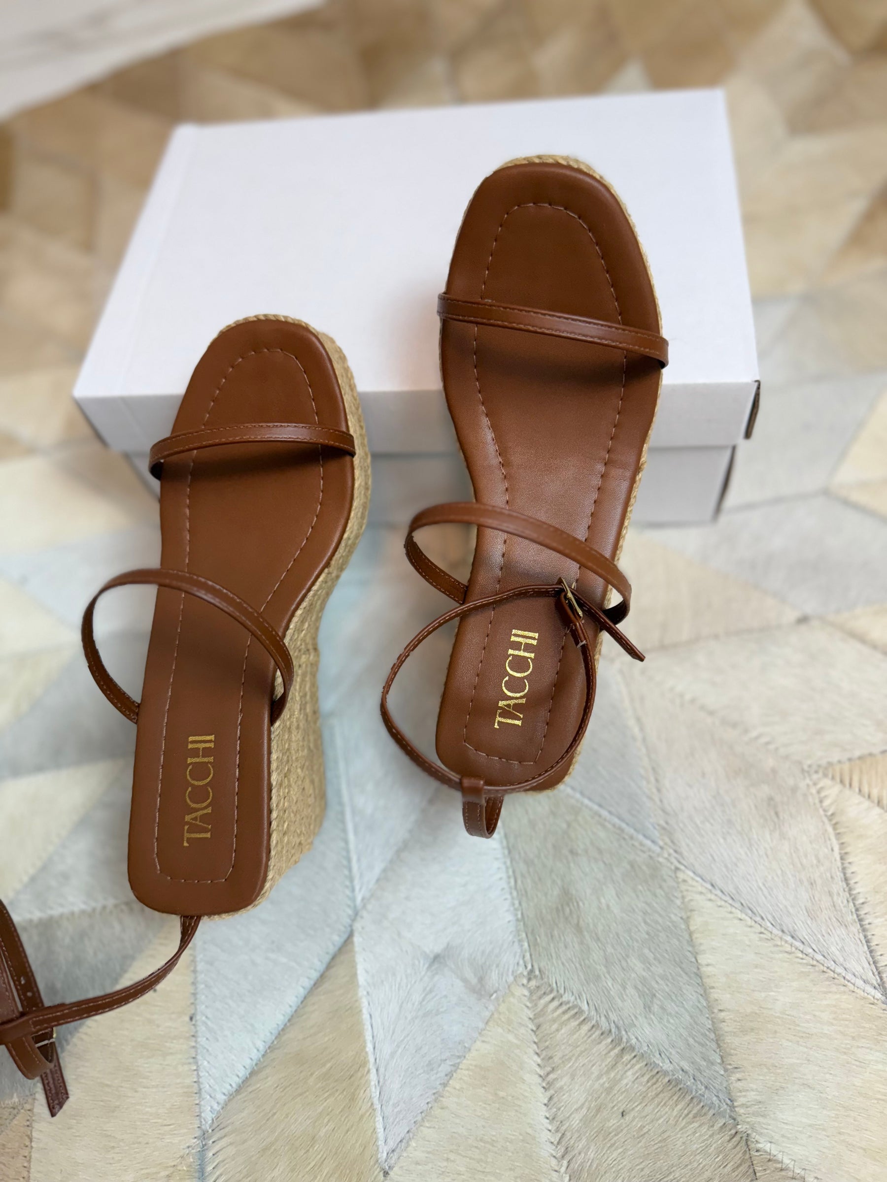 Sandália caramelo com salto em corda – leveza e charme em todos os detalhes