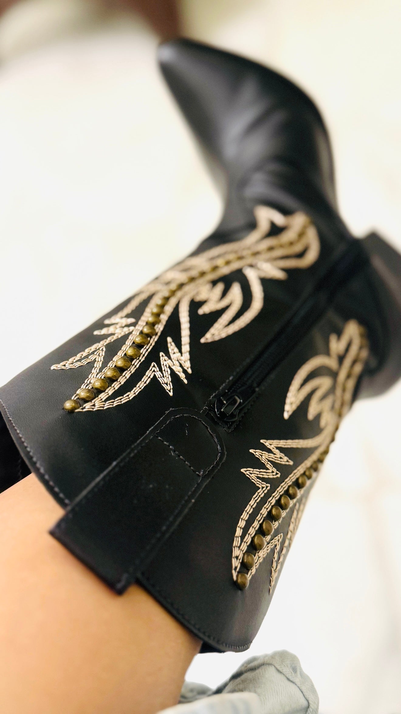 Bota western preta com bordado em strass – atitude e brilho em cada passo