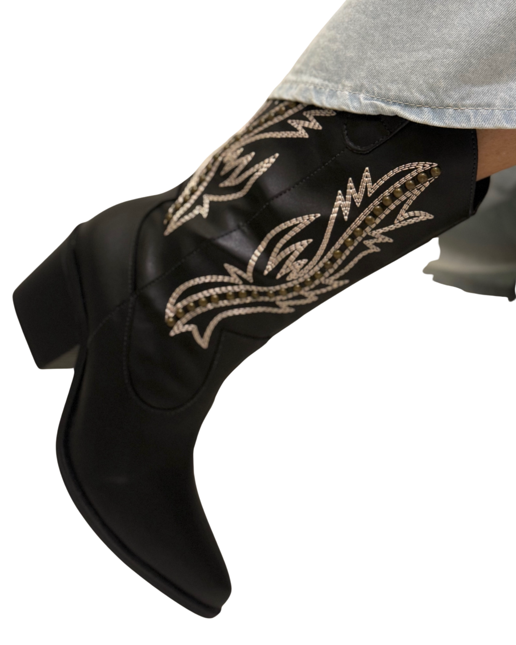 Bota western preta com bordado em strass – atitude e brilho em cada passo
