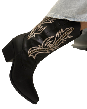 Bota western preta com bordado em strass – atitude e brilho em cada passo