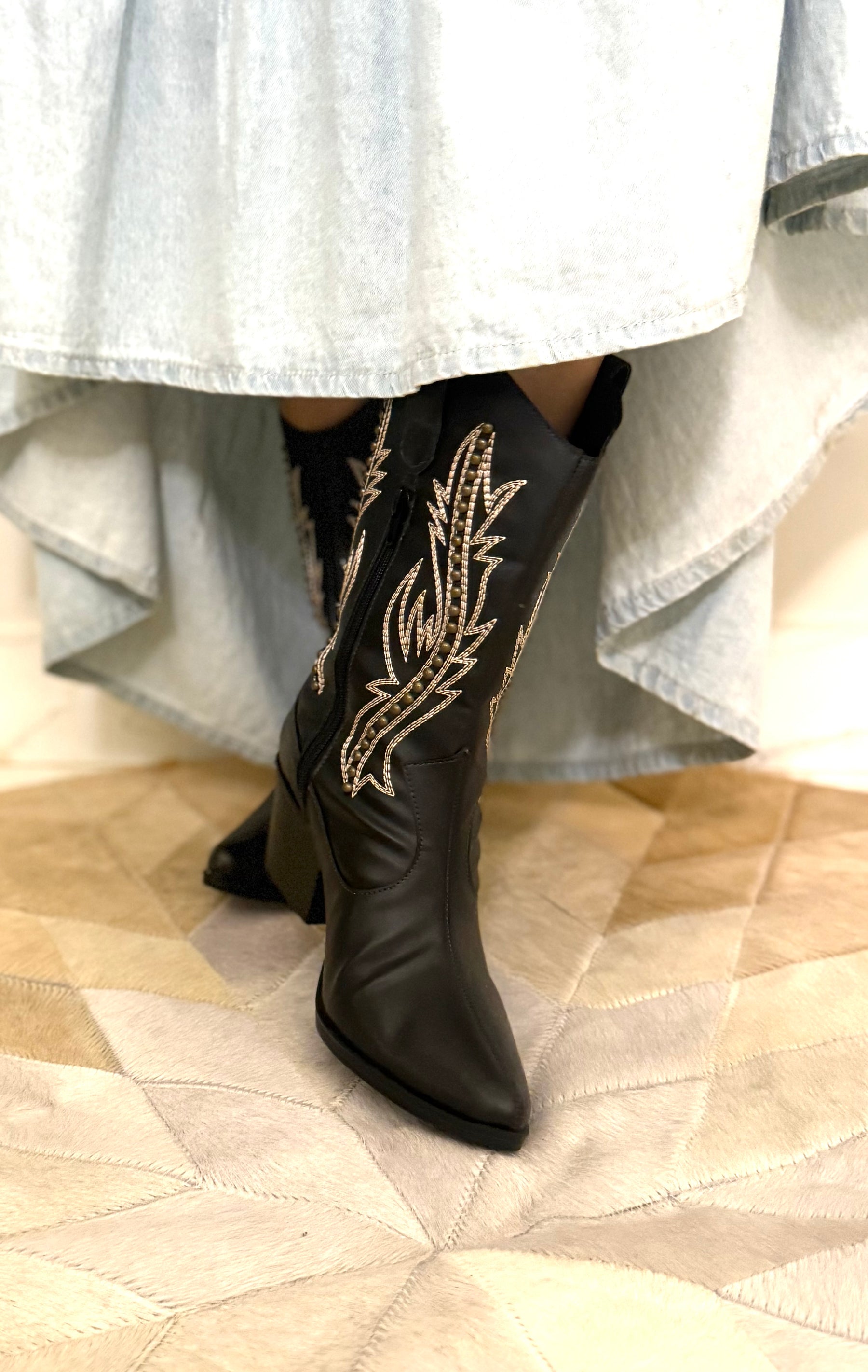 Bota western preta com bordado em strass – atitude e brilho em cada passo