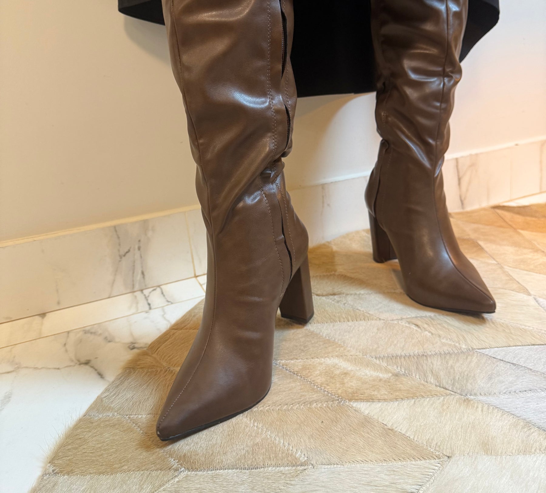 Bota Feminina Cano Longo cor Café