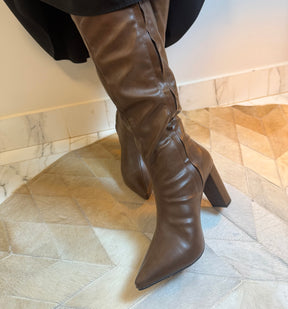 Bota Feminina Cano Longo cor Café